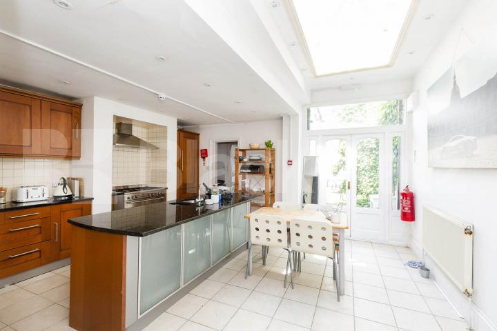 5 double bedrooms 2 bathrooms and garden within a period house  Windsor Road, Holloway
